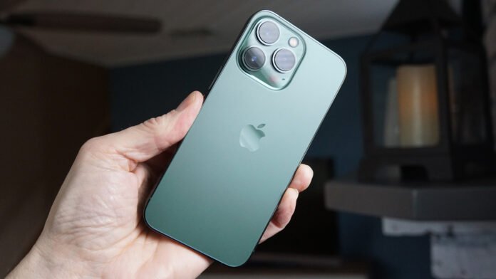 The Green Apple iPhone 13 looks like wet paint in 2022